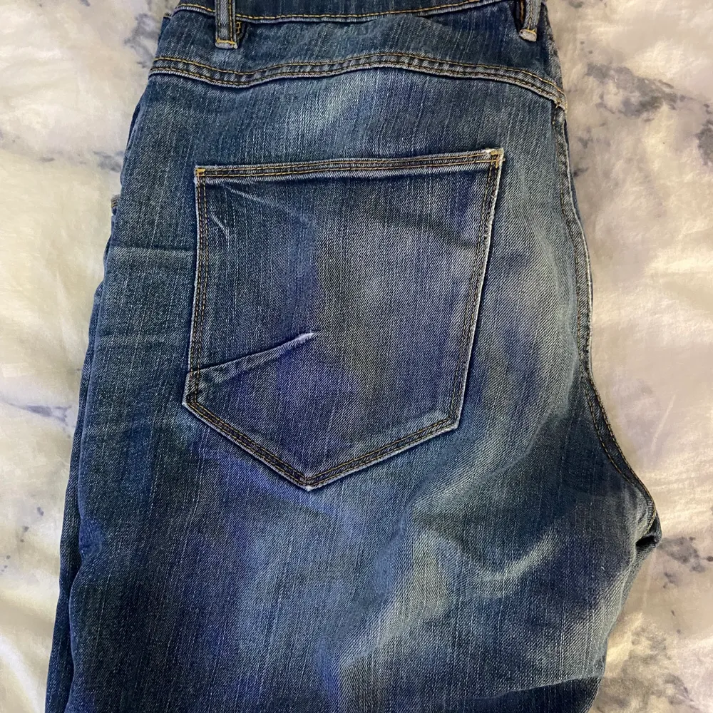 Mörkblåa lågmidjade jeans, super snygga och sitter perfekt. Utan några skador. Köparen står för frakten 💕. Jeans & Byxor.
