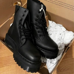Helt oanvända dr.martens,  stl 43  - Helt oanvända VEGAN JADON II MONO - Snörstövletter från Dr. Martens i storlek 43   Hämtas i Vasastan