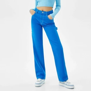 Bershka - Storlek 42 men de är väldigt små i storleken ville ha de lite lowaist och de passa perfekt på som som brukar ha M. Använt fåtal gånger. Skicka privat för fler bilder 