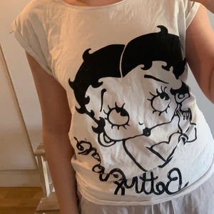 Betty boop tröja - En jättecool Betty boop t shirt🤍❤️ den är ganska vid i kragen