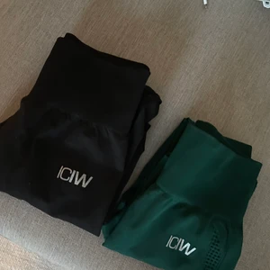 Träningstights  - Säljer två stycken träningstights från ICIW, köpte de second hand av en tjej men de passade tyvärr inte. Kan skicka fler bilder om så önskas 🤍🤍 150:- styck i nyskick 