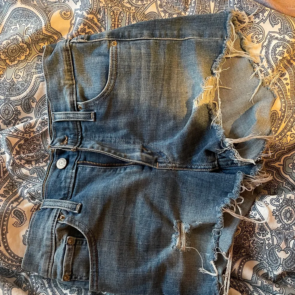 Säljer mina Levis shorts med slitningar då dem ej kommer till användning längre! Riktigt snygga och inga täcken på slitage! Kontakta för fler bilder!❤️❤️. Shorts.