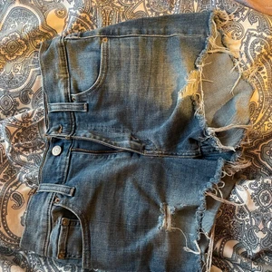Levis shorts - Säljer mina Levis shorts med slitningar då dem ej kommer till användning längre! Riktigt snygga och inga täcken på slitage! Kontakta för fler bilder!❤️❤️