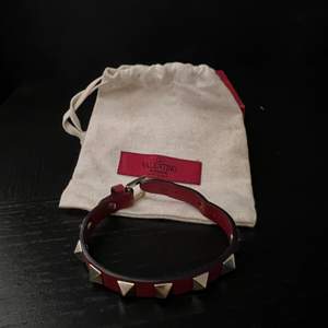 Rött Valentino armband 