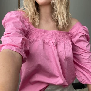 Rosa blus  - Rosa blus som jag bara använt 1 gång i 100% bomull 💖 passar perfekt till sommaren. Storlek M men passar S-L