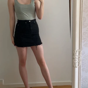 Svart jeanskjol - Fin svart jeanskjol som knappt är använd! Pris går alltid att diskutera och paketpris är möjligt💕