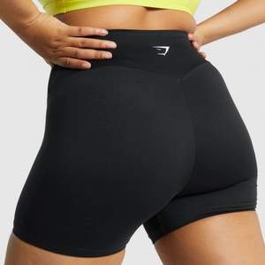 Oanvända gymshark shorts, endast testade. Storlek S i den svarta färgen. Köptes för 249kr säljer för 150kr+frakt! Sitter snyggt på och stannar på plats❤️‍🔥