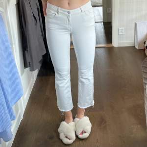 Vita jeans i cropped flare modell från VeroModa, storlek S/32 (jag är 170) 💕 Inga fläckar och ej genomskinliga! Kontakta mig om du är intresserad eller har några frågor 💕
