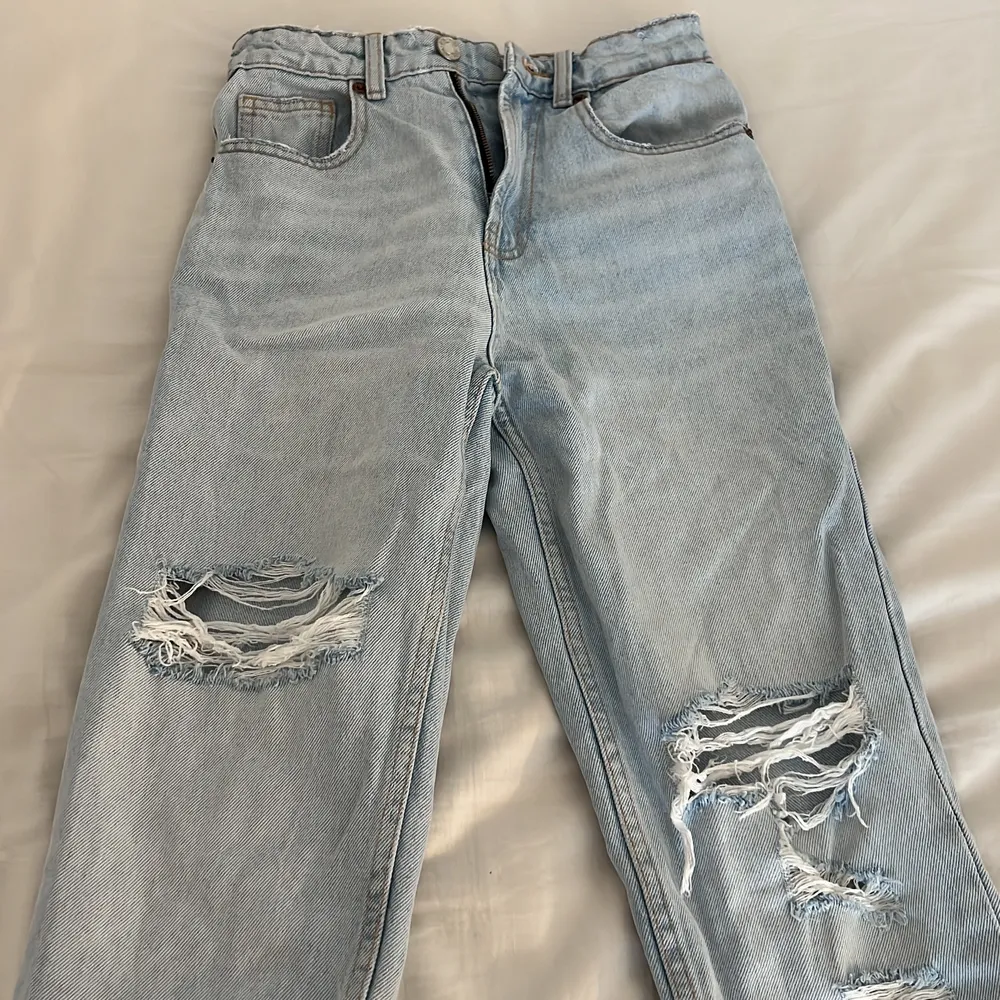 Blåa jeans med hål från zara i storlek 34💕. Jeans & Byxor.