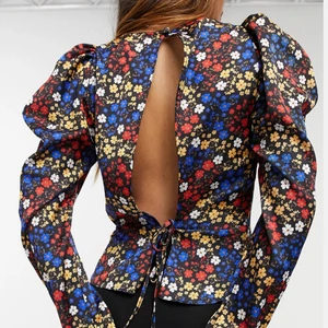 Blommig topp - Jättefin blommig topp med öppen rygg. Härligt material och sitter supersnyggt på! Aldrig använd.