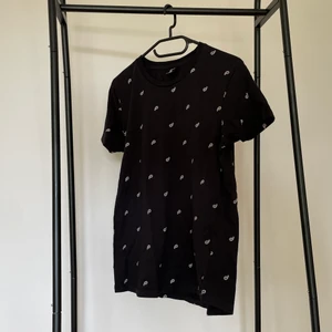 T-shirt  - Din lokala garderob skickar med PostNord för 59 Kr. Ni står för kostnaden av frakt. 