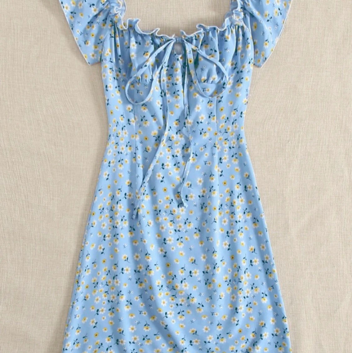 Kort blommig klänning 