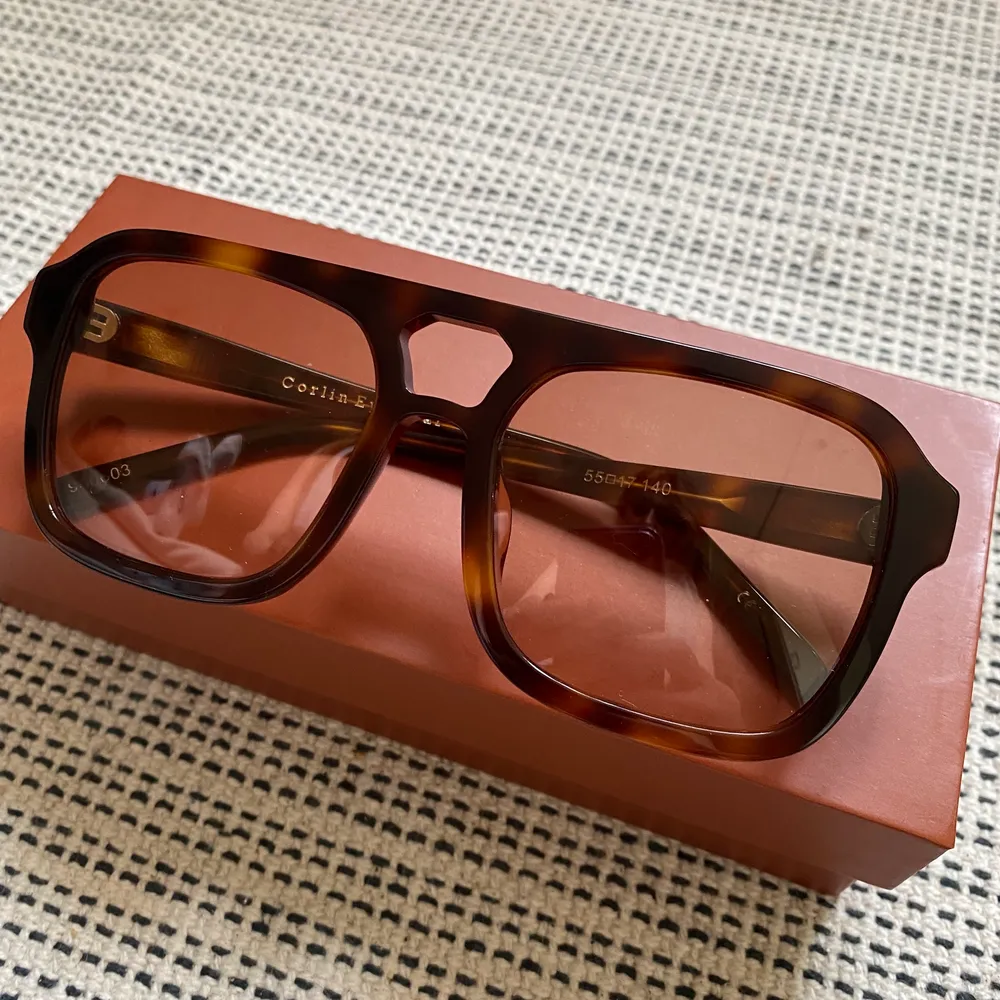 solglasögon från Corlin Eyewear, knappt använda då dem tyvärr inte passade mig. Först till kvar :) spårbart frakt vilken betalas av köparen.. Accessoarer.