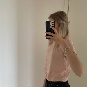 H&M t-shirt strl S - En gullig t-shirt från H&M! Endast använd en gång💖💓