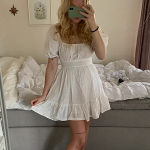 Vit Linne klänning - Skulle varit min studentklänning men jag hittade en annan. Sista bilden är från hemsidan då jag inte kan knyta en fin rosett. Aldrig använd bara testad. Den har två lager kjolar och är inte genomskinlig med ljusa underkläder! Sitter jättebra🤩