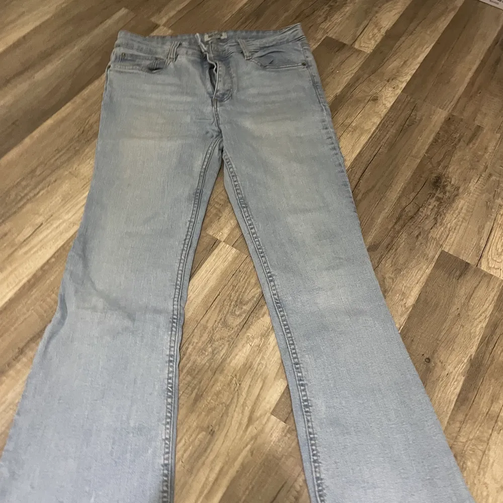 Ett par jättefin flare jeans strl 40. Jeans & Byxor.