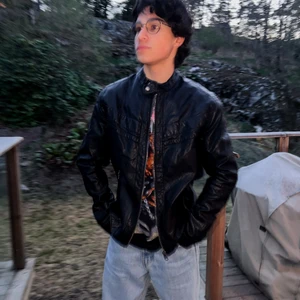 Skinnjacka - tjo! säljer några skinnjackor (gå in på min profil för att se 11 andra skinnjackor). Storlek: L - Jag är 175 - Vid frågor kontankta mig via snap eller medelenaden här. fenixp04 :)