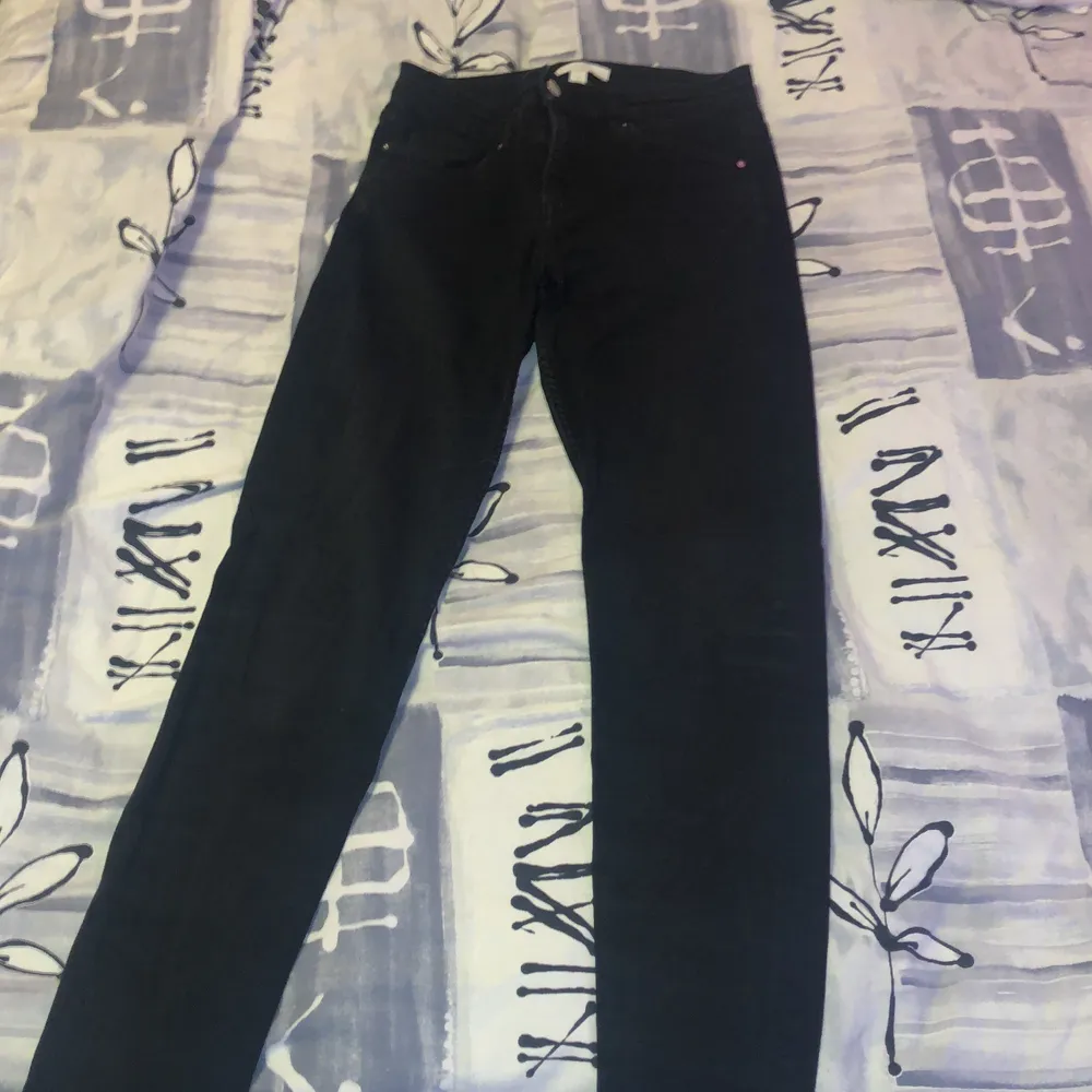 Ett par svarta jeans från Hm i storlek 38. Knappt använda dvs att dem är i nyskick. Hör av er för mer bilder elr information. . Jeans & Byxor.