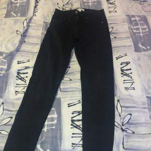 Ett par svarta jeans från Hm i storlek 38. Knappt använda dvs att dem är i nyskick. Hör av er för mer bilder elr information. 