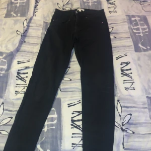 Jeans från Hm stl 38 - Ett par svarta jeans från Hm i storlek 38. Knappt använda dvs att dem är i nyskick. Hör av er för mer bilder elr information. 