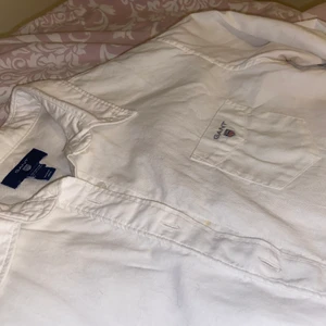 Gant skjorta - En gant skjorta på väldigt bra skick används ungefär 4 ggr i färgen vitt. Köpt från barnavdelningen men passar för äldre också. 