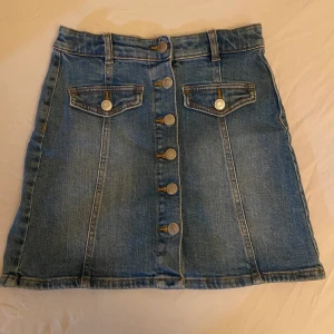Jeans Kjol - Inte använt på länge. Köpare står för 