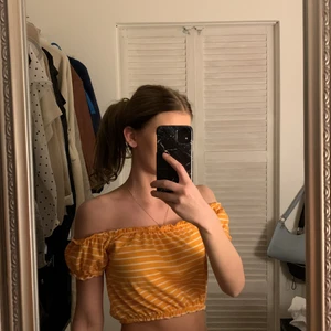 Offshoulder topp - Tröja i bra skick, funkar att ha ärmarna uppe på axlarna eller nedanför då dom är i stretch material. Är storlek XS men kan passa S också.