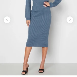 Set kjol och topp  - Blått stickat set, kjol och topp Str S på kjolen och XS på tröjan. Använt vid ett tillfälle, som nytt. 