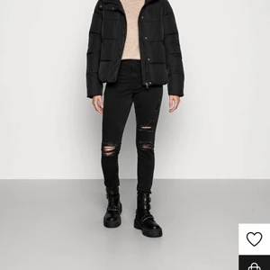 Ny vinter jacka - En ny vinter jacka från Zalando Alla info här https://www.zalando.se/only-onlcool-puffer-jacket-vinterjacka-black-on321u0d9-q11.html