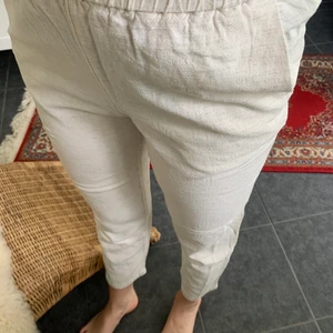 Linnebyxor  - Extremt ocharmig bild då de ej passar men för att se modellen/ potentiella formen. Str S. Väl använda men bra kvalite. 100+59kr