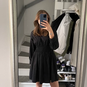 Klänning från Zara - Svart klänning från zara i storlek xs! Använd en gång, 200kr+frakt
