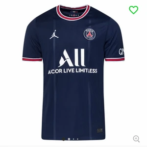Psg Jordan T-shirt  - Säljer pga att den är för stor för mig. Storlek m. Inga defekter på tröjan, använd 1-2 gånger. Inget namn på baksidan. Inget plagiat, köpt för 1000kr säljer för 600kr kan gå ner i pris vid snabb affär.