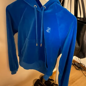 Juicy couture tröja - Säljer min blå croppade juicy couture hoodie då den inte komma till använding längre, tröjan har använts fåtal gånger och är i jätte bra skick. Priset går att diskutera.