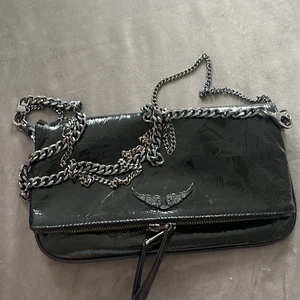 Zadig väska - En jätte fin zadig väska som är i jätte fint skick bara använt några fåtal gånger och är väldigt ovanlig vilket är väldigt cool ny pris är 3500 och jag säljer den för 1600