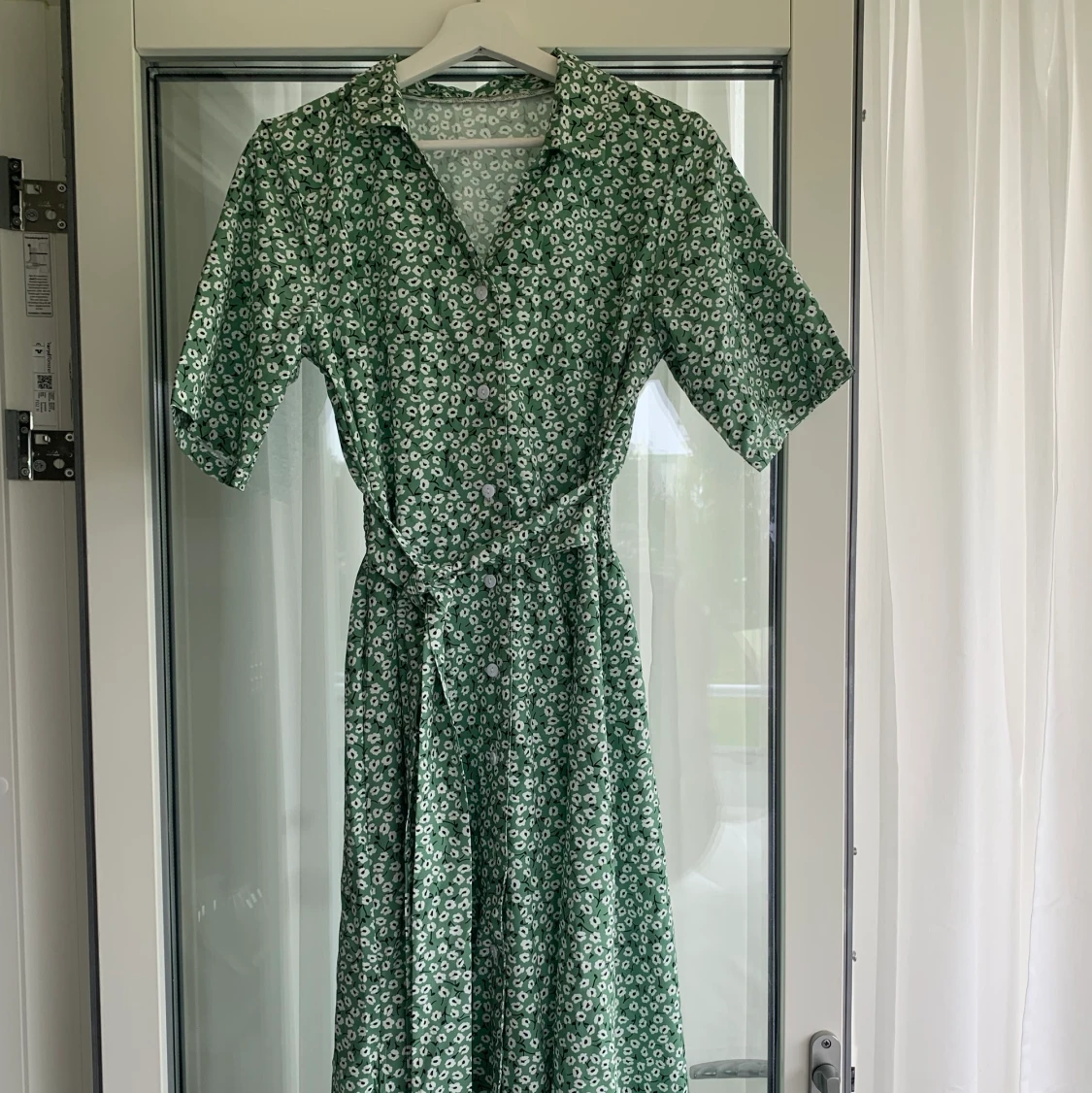 Grön blommig klänning 