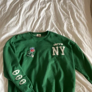 College Sweatshirt  - Pull & bear NFL NY JETS Vintage  Använd vid några få tillfällen så är som ny. Inga skador eller fläckar  Ny pris: 350kr  