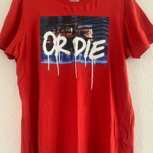 Chanel or die t-shirt - Chanel or die t-shirt Finns inte att få tag på längre, knappt använd Storlek: S