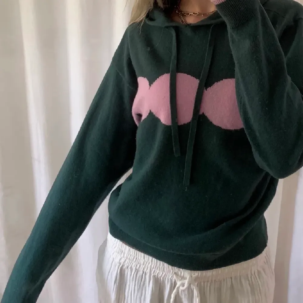 Säljer denna superfina stickade hoodie med 10% cashmere. . Neuletakit & Villapaidat.
