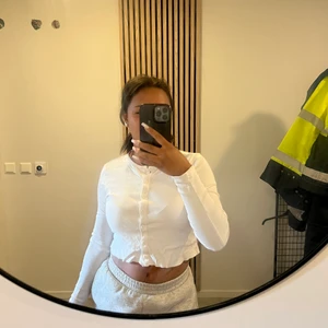 Långärmad topp strl s - Långärmad topp från hm. en vanlig Simpel tröja som är fint till allt. Länge sen jag köpte denna!