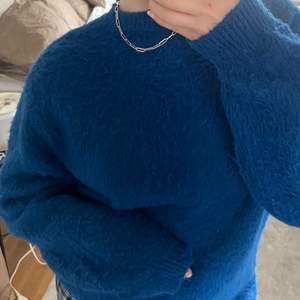 Lurvig, klarblå stickad tröja 💙💙