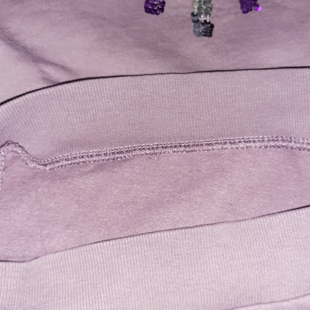 Lindex tröja kids lila, Storlek 134/140 med glitter högst upp som kan ändra till sliver när du drar inte andvänd så många gånger . Tröjor & Koftor.