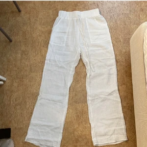 Linnebyxor  - (Lånad bild men har exakt likadana) Sjukt fina linnebyxor jag fick i födelsedagspresent, inte sånt jag brukar ha på mig så gilla inte riktigt! aldrig kommit till användning. Storleken är S men skulle lika gärna passa XS och M. Skriv privat för fler bilder 💕💕💕