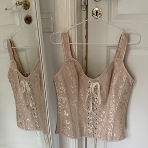 Korsett - Korsett i oerhört bra kvalité med snörning fram och bak samt dragkedja på sidan. Står ingen storlek men uppskattar till en S eller M. 