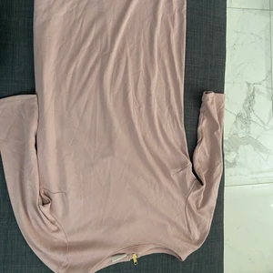 Rosa klänning  - Rosa klänning med skönt material, dragkedja i ryggen 