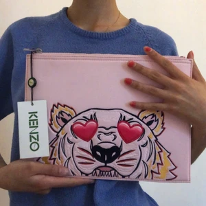 Helt oanvänd Kenzo A4 pouch  - Rymmer a4, helt ny 