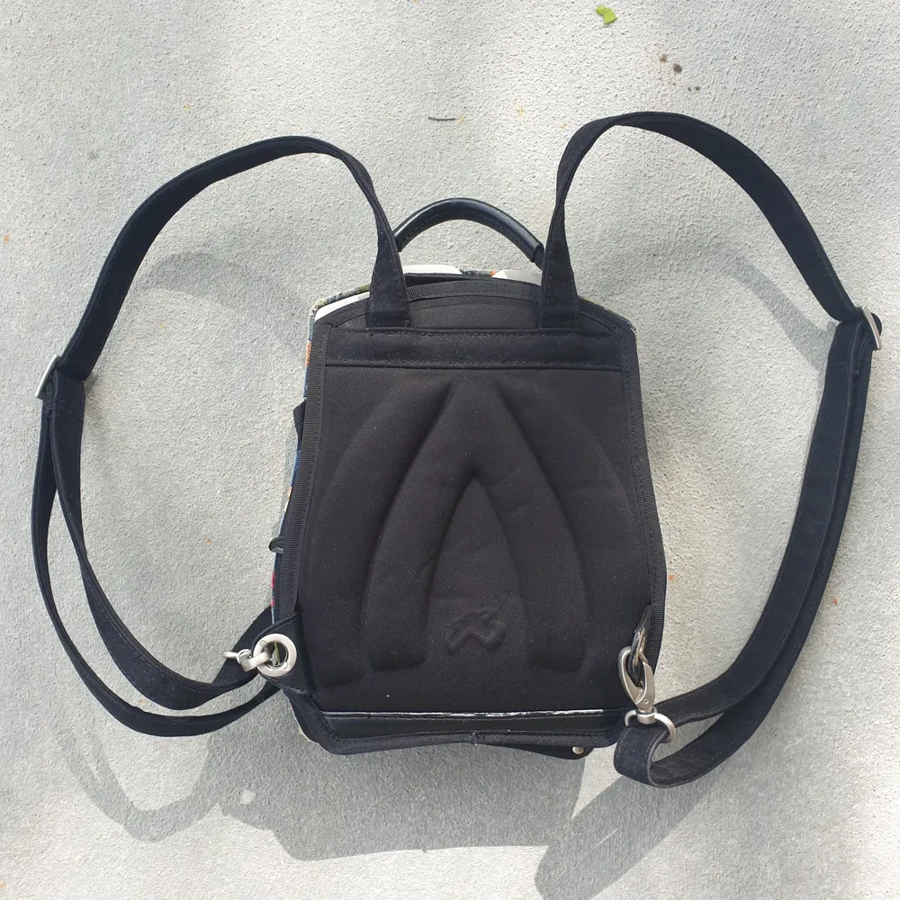 Boblbee y2k prototype hard shell mini-backpack. Lady bug style mini backpack! So cute. Väskor.