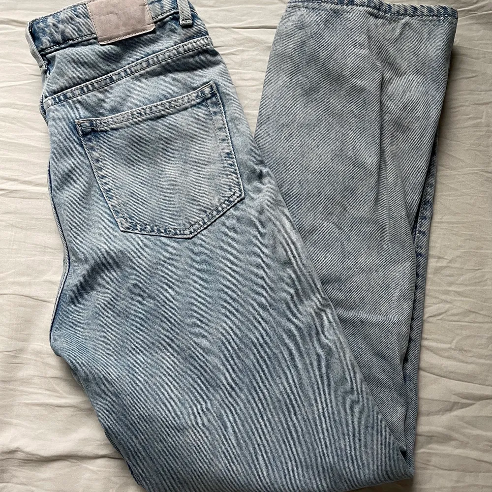 Supersnygga jeans från weekday i modellen ”rowe”. Köpta för ca 2 år sedan och kommer tyvärr inte längre till användning då dem blivit för små. De är i storlek W27 L30. . Jeans & Byxor.