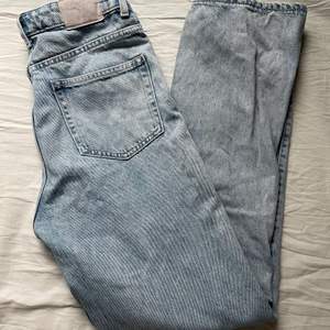 Supersnygga jeans från weekday i modellen ”rowe”. Köpta för ca 2 år sedan och kommer tyvärr inte längre till användning då dem blivit för små. De är i storlek W27 L30. 