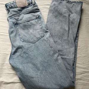 Jeans - Supersnygga jeans från weekday i modellen ”rowe”. Köpta för ca 2 år sedan och kommer tyvärr inte längre till användning då dem blivit för små. De är i storlek W27 L30. 