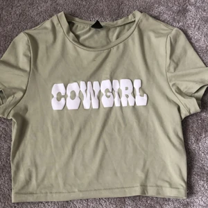 Tröja  - En tröja från shein i storlek M men skulle säga att den är som en S! Köpte för några månader sen, säljer pga att den inte kommer till användning! 